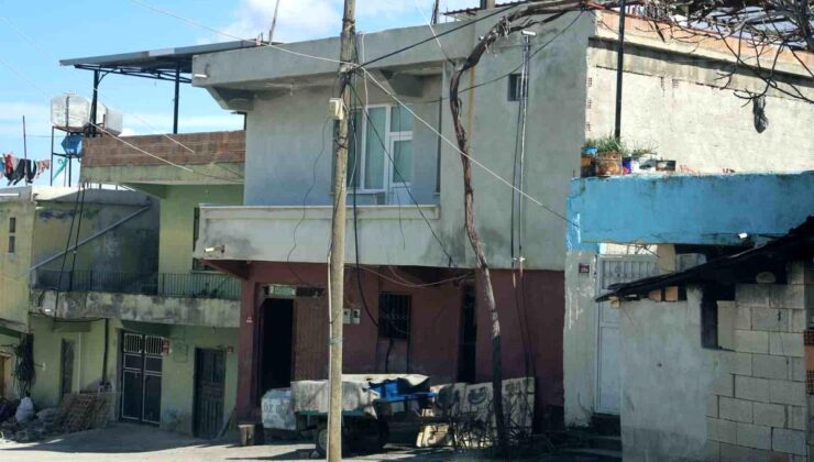 Annesine sopayla saldıran şahıs, ortaya giren eşini tekraren bıçaklayarak öldürdü