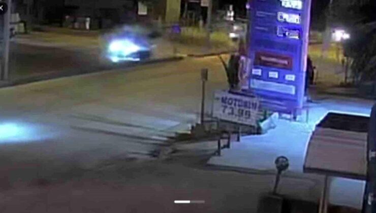 Arabayla çarpışan motosikletteki 2 kişi metrelerce havaya uçtu