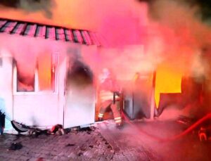 Depremzede ailenin yaşadığı konteyner alevlere teslim oldu