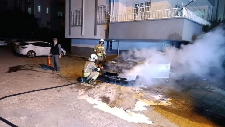 Dörtyol’da arabanın motoru alevlere teslim oldu