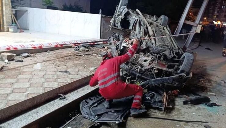 Dörtyol’da aydınlatma direğine çarpan araç hurdaya döndü: 2 yaralı