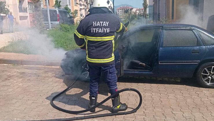 Hatay’da Park Halindeki Arabada Yangın