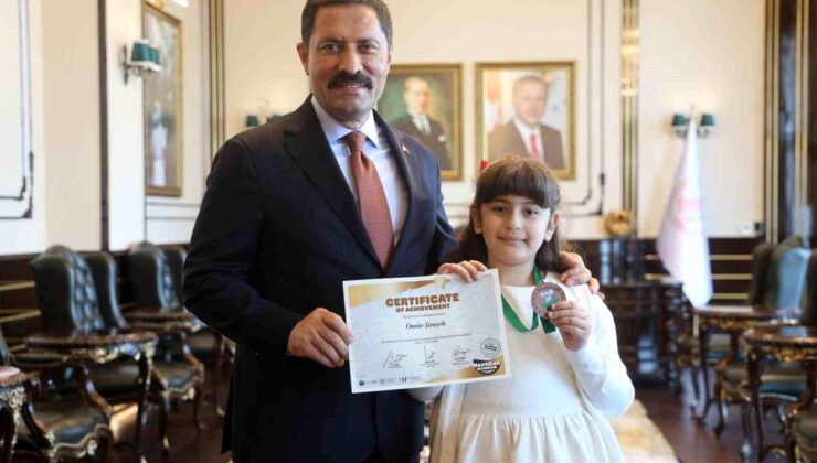 İngilizce olimpiyatında dünya üçüncüsü olan şehit kızı, söyledikleriyle valiye duygusal anlar yaşattı