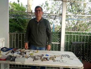 Merakla başlayıp 35 sene yaptığı mesleği teknolojiye yenik düşen saatçi, 12 yıldır konutunda mesleğini yaşatıyor