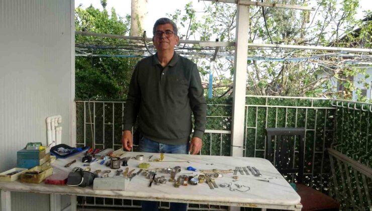 Merakla başlayıp 35 sene yaptığı mesleği teknolojiye yenik düşen saatçi, 12 yıldır konutunda mesleğini yaşatıyor