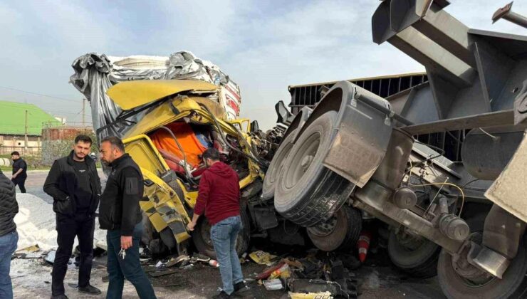 Tırların çarpıştığı feci kaza kamerada