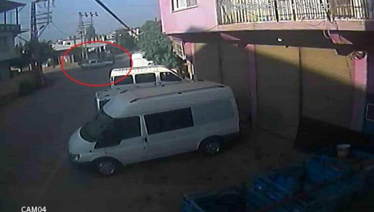 Arabaların çarpıştığı kazada 2 kişi yaralandı o anlar kamerada
