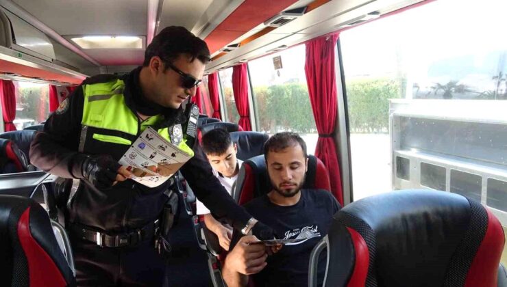 Bayram seyahatine çıkan vatandaşlar emniyet kemeri takılması konusunda bilgilendirildi