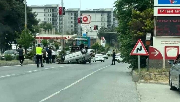 Hatay’da refüje çarpan araba takla attı, şoför yaralandı
