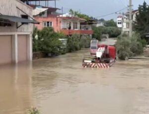Hatay’da sağanak felaketi: Sıhhat ocağının çatısına kadar sel yükseldi