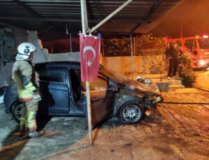İskenderun’da arabanın motorundan alevler yükseldi