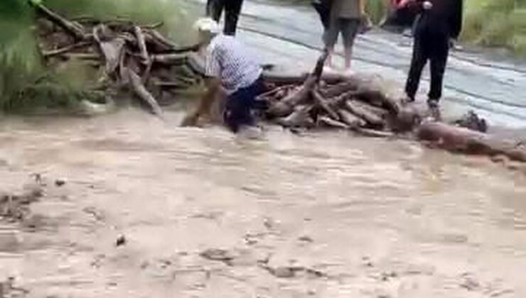 Odun uğruna canını hiçe sayarak dereye giren vatandaşın o anları kamerada