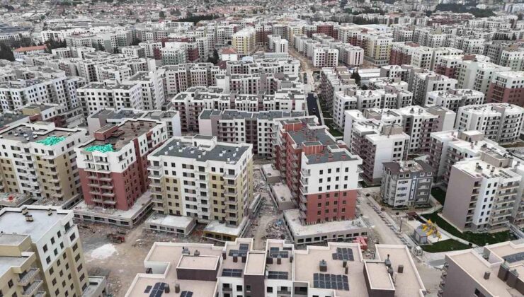 Sarsıntıda yüzlerce bireye mezar olan ve tekrar inşa edilen mahallede şükür namazı kılındı