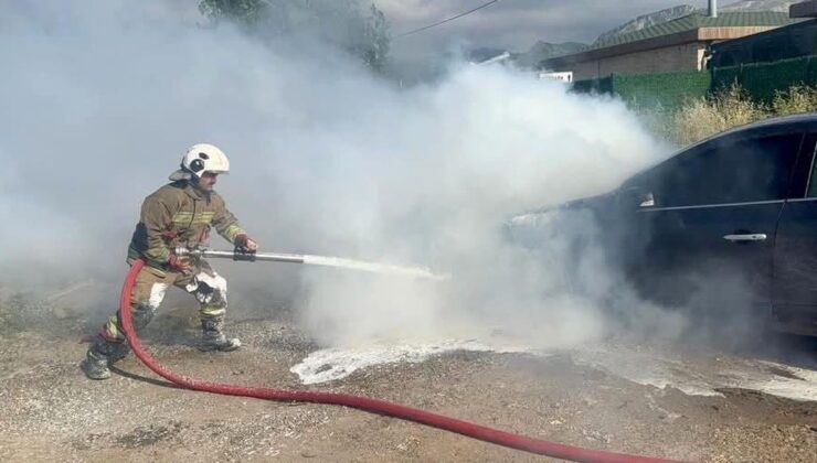 Antakya’da araç yangını