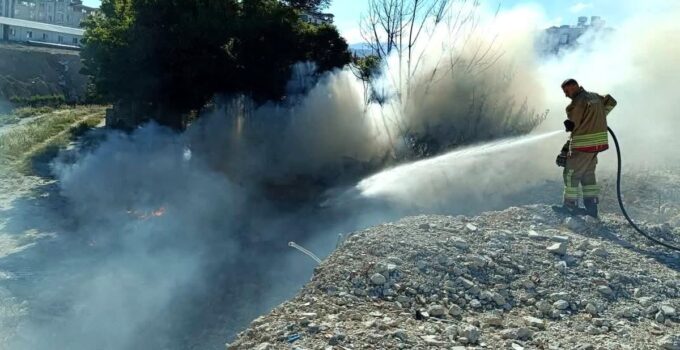 Antakya’da hurdalık ve çöplük yangını