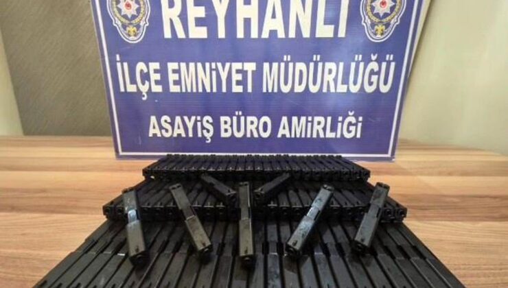 Arabanın bagajındaki zuladan onlarca silah kesimi çıktı