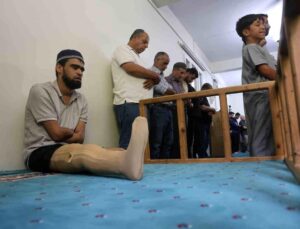 Babasına uzattığı demirin elektrik tellerine değmesiyle akıma kapılarak kollarını ve bacağını kaybeden Ahmet ibadet ederek yaşama tutundu