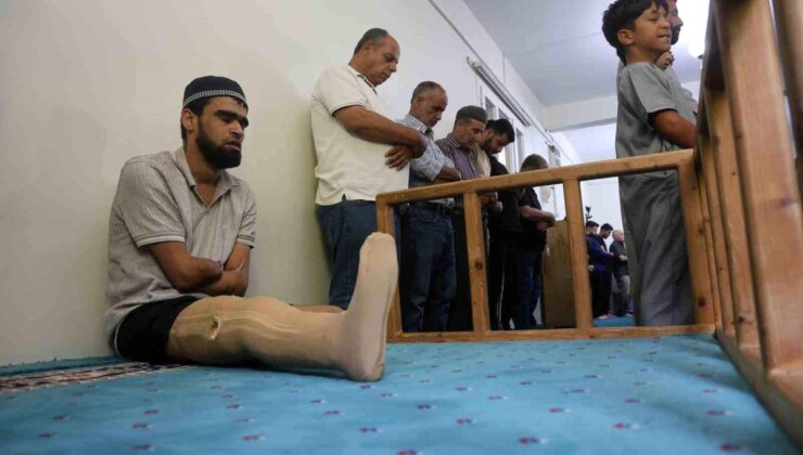 Babasına uzattığı demirin elektrik tellerine değmesiyle akıma kapılarak kollarını ve bacağını kaybeden Ahmet ibadet ederek yaşama tutundu