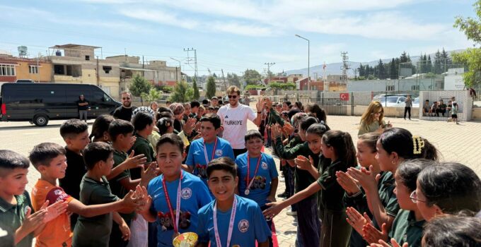 Bocce bowlingde derece yapan öğrencilere kırmızı halıda karşılama