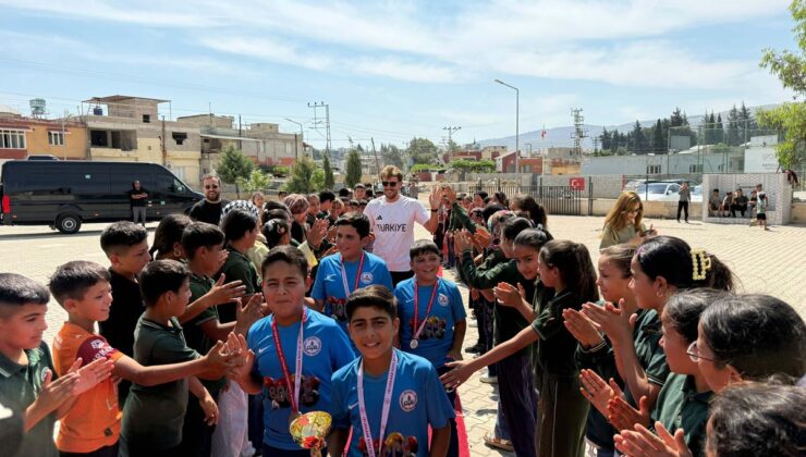 Bocce bowlingde derece yapan öğrencilere kırmızı halıda karşılama