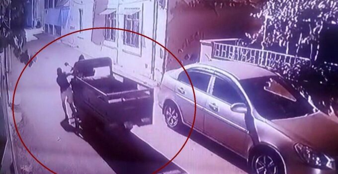 Esnafın motosikletini çalan hırsızlar kamerada
