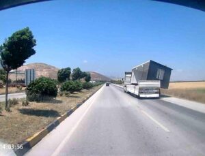 Fırtınanın, tırda taşınan konteyneri uçurduğu anlar kamerada