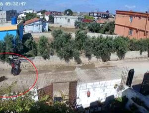 Hatay’da motosikletle tek teker yapan gençlerin duvara çarptığı anlar kamerada