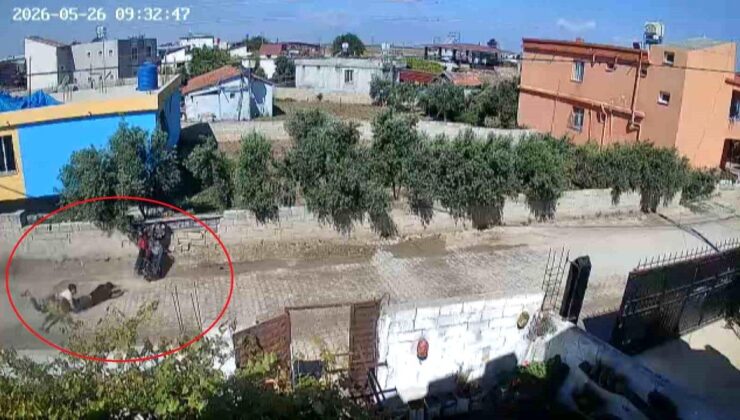 Hatay’da motosikletle tek teker yapan gençlerin duvara çarptığı anlar kamerada