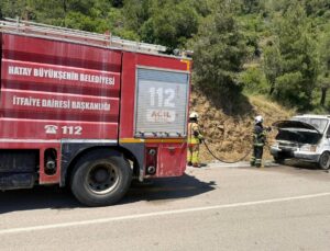 Hatay’da seyir halindeki araba alevlere teslim oldu