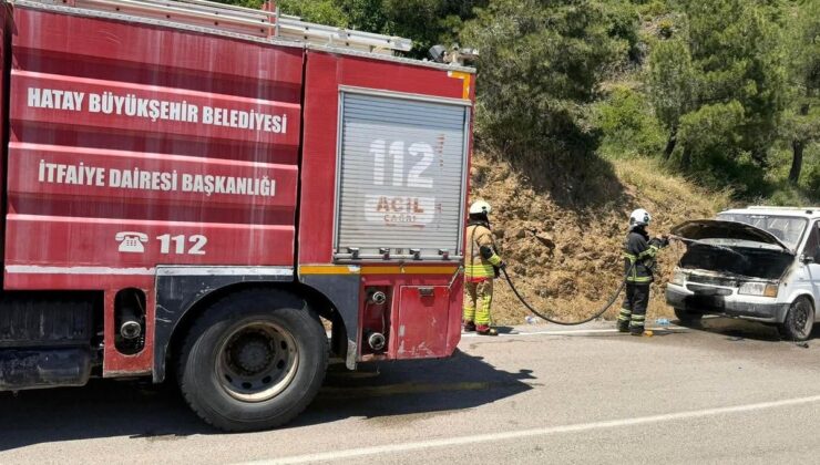 Hatay’da seyir halindeki araba alevlere teslim oldu