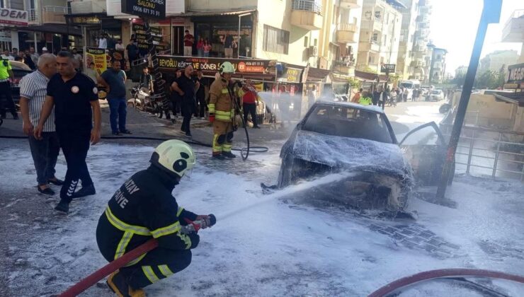 Hatay’da seyir halindeki arabanın motoru alev aldı