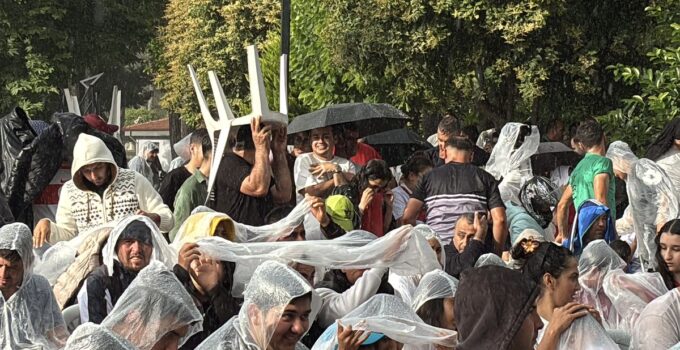 Hatay’da ulusal maç heyecanı; Antakya’da yağmura karşın dev ekrandan takip ettiler