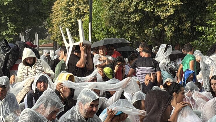 Hatay’da ulusal maç heyecanı; Antakya’da yağmura karşın dev ekrandan takip ettiler