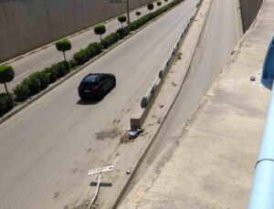 Hurdaya dönen Tofaş’taki 3 kişi yaralandı
