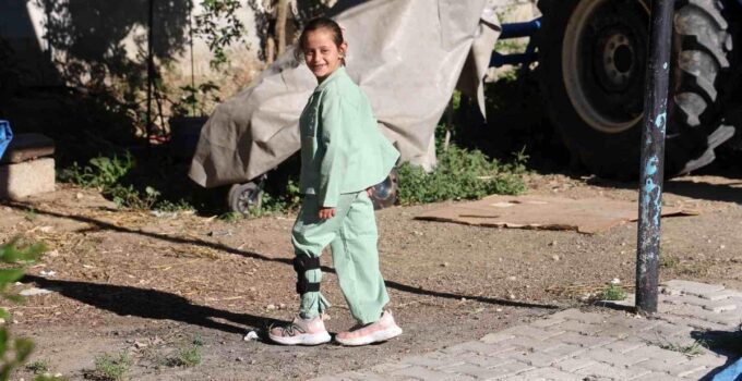 Sarsıntıda ailesini kaybeden Zeynep, amcasına ‘baba’, yengesine ‘anne’ diyerek hayata tutundu
