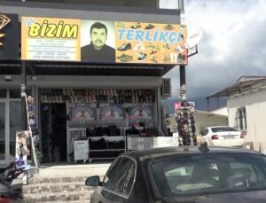Sarsıntıda eşini kaybeden esnaf, müşterileri kendisini tanısın diye vesikalık fotoğrafını iş yerinin önüne astı