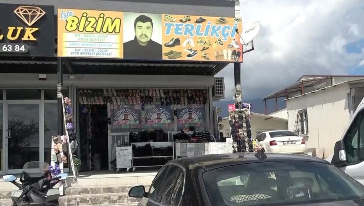 Sarsıntıda eşini kaybeden esnaf, müşterileri kendisini tanısın diye vesikalık fotoğrafını iş yerinin önüne astı