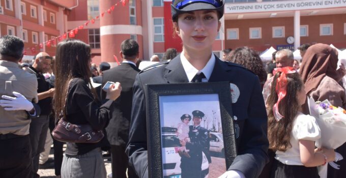 Zelzelede Şehit Olan Polis Memurunun Kızı Şehriban Okur, Babasının Müsaadeden Polis Oldu