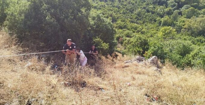 Defne’de indiği uçurumdan çıkamayan vatandaşı itfaiye kurtardı