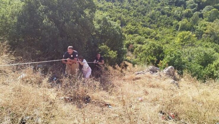 Defne’de indiği uçurumdan çıkamayan vatandaşı itfaiye kurtardı