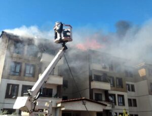 Hatay’da 2 binanın çatısı alevlere teslim oldu