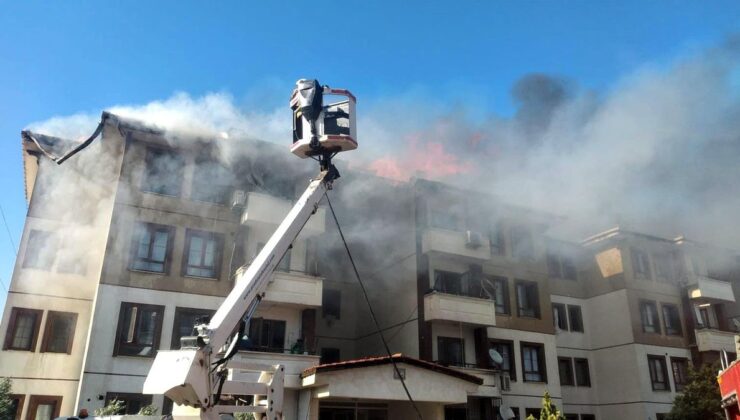 Hatay’da 2 binanın çatısı alevlere teslim oldu