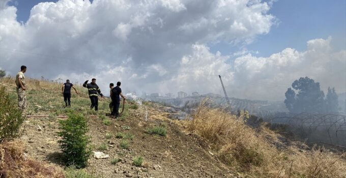 Hatay’da bahçede çıkan yangında araba kullanılamaz hale geldi