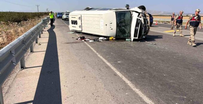 Tarım personellerini taşıyan minibüs devrildi: 1’i ağır 5 yaralı