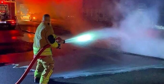 Tır dorsesinde çıkan yangın büyümeden söndürüldü