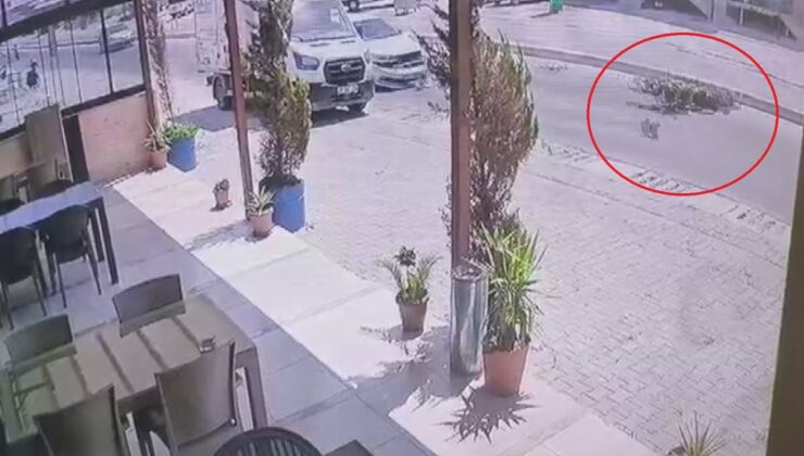 Arabayla çarpışan motosikletlinin havada takla attığı anlar kamerada