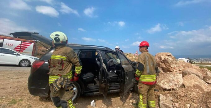 Hatay’da Araba Kayalıklara Çarptı: Şoför Yaralandı