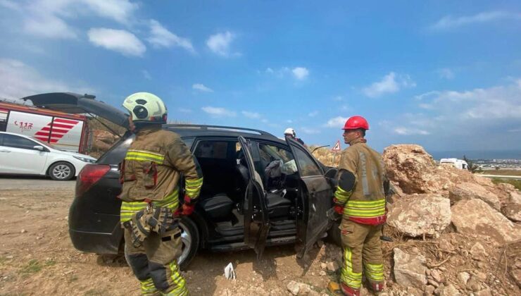 Hatay’da Araba Kayalıklara Çarptı: Şoför Yaralandı