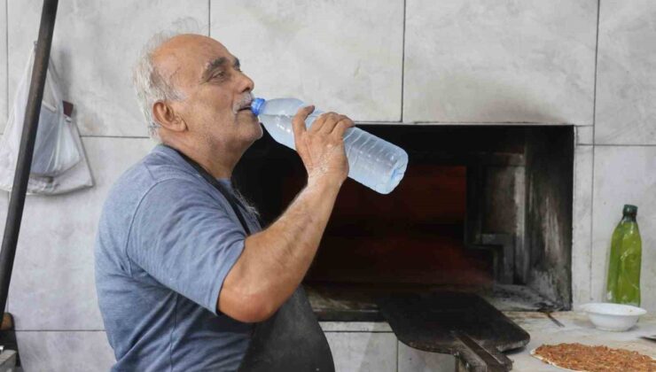 Hatay’da Fırıncıların Kavurucu Sıcak Mesaisi: Günde 5 Litre Su Tüketiyorlar